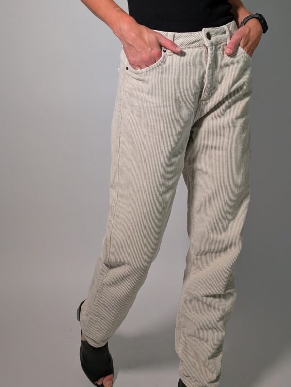Vintage off-white ribbroek met hoge taille, rechte pijpen en fijne ribstructuur.