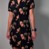 Vintage donkerblauwe jurk met korte pofmouwen, knoopsluiting en rozenprint in rood- en groentinten.