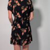 Vintage donkerblauwe jurk met korte pofmouwen, knoopsluiting en rozenprint in rood- en groentinten.