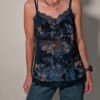 Night bloom 01 Vintage donkerblauwe cami top met bloemenprint in blauw- en rozetinten, spaghettibandjes en kanten details.