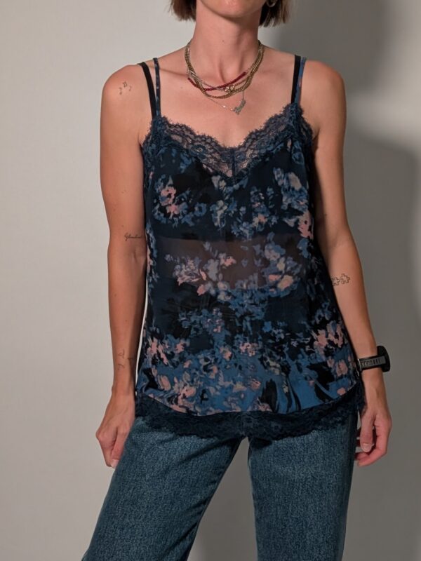 Night bloom 01 Vintage donkerblauwe cami top met bloemenprint in blauw- en rozetinten, spaghettibandjes en kanten details.