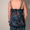 Night bloom 02 Vintage donkerblauwe cami top met bloemenprint in blauw- en rozetinten, spaghettibandjes en kanten details.