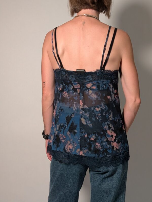 Night bloom 02 Vintage donkerblauwe cami top met bloemenprint in blauw- en rozetinten, spaghettibandjes en kanten details.