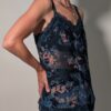 Night bloom 03 Vintage donkerblauwe cami top met bloemenprint in blauw- en rozetinten, spaghettibandjes en kanten details.