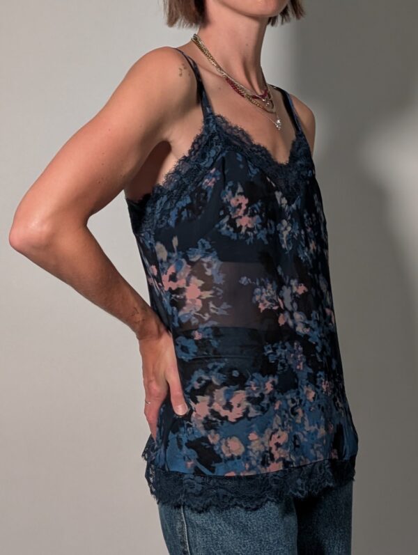 Night bloom 03 Vintage donkerblauwe cami top met bloemenprint in blauw- en rozetinten, spaghettibandjes en kanten details.