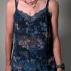 Night bloom 04 Vintage donkerblauwe cami top met bloemenprint in blauw- en rozetinten, spaghettibandjes en kanten details.
