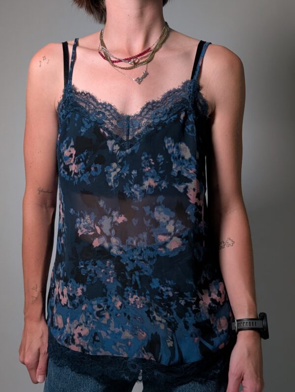 Night bloom 04 Vintage donkerblauwe cami top met bloemenprint in blauw- en rozetinten, spaghettibandjes en kanten details.
