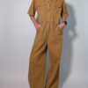 Ochre utility 01 Vintage okerbruine utility jumpsuit met korte mouwen, contrasterende stiksels, borstzakken en wijde pijpen.