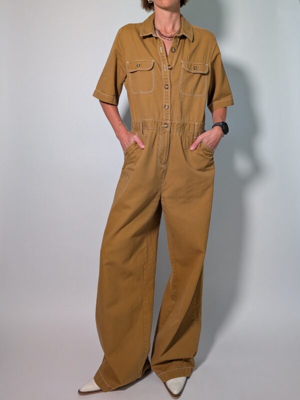 Ochre utility 01 Vintage okerbruine utility jumpsuit met korte mouwen, contrasterende stiksels, borstzakken en wijde pijpen.