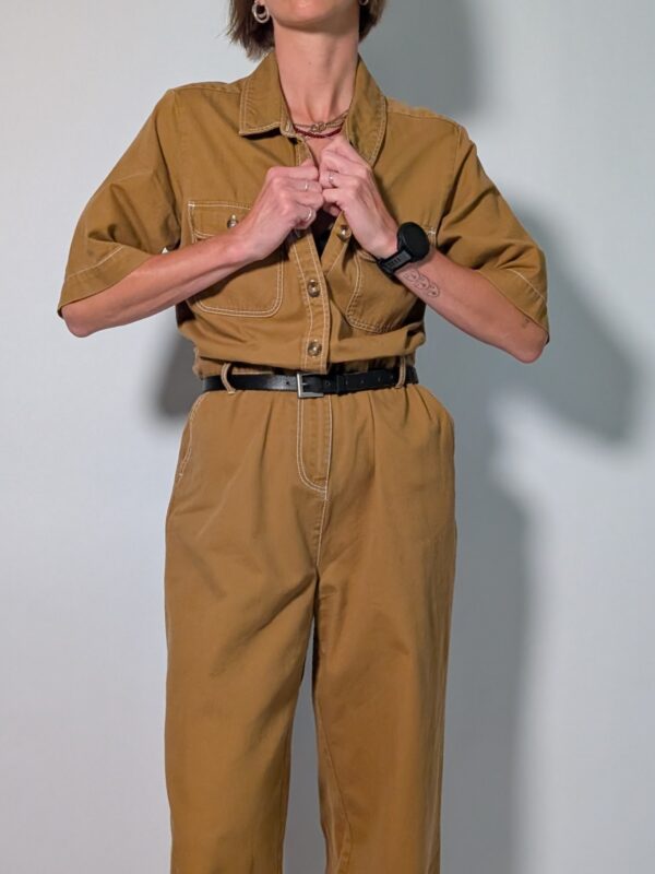 Vintage okerbruine utility jumpsuit met korte mouwen, contrasterende stiksels, borstzakken en wijde pijpen.
