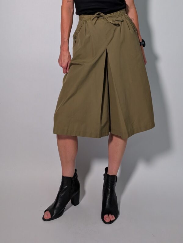 Olive flow 01 Vintage katoenen culotte in olijfgroen met hoge taille, wijde cropped pijpen en strikceintuur.