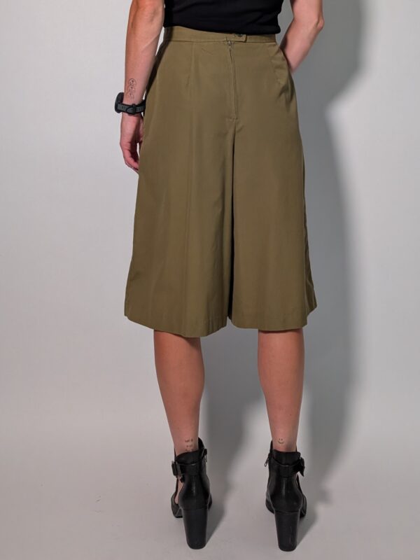 Vintage katoenen culotte in olijfgroen met hoge taille, wijde cropped pijpen en strikceintuur.