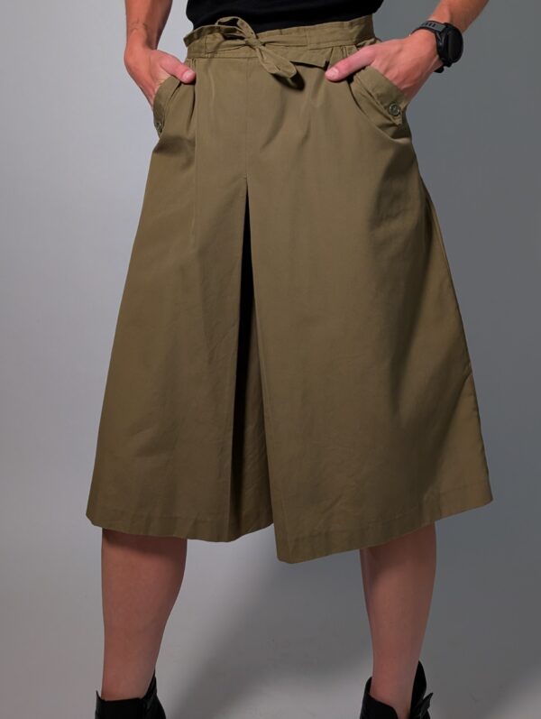 Olive flow 03 Vintage katoenen culotte in olijfgroen met hoge taille, wijde cropped pijpen en strikceintuur.