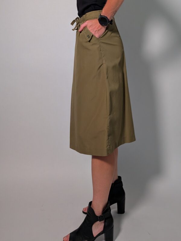 Olive flow 04 Vintage katoenen culotte in olijfgroen met hoge taille, wijde cropped pijpen en strikceintuur.