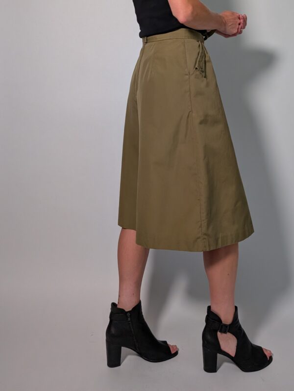 Olive flow 05 Vintage katoenen culotte in olijfgroen met hoge taille, wijde cropped pijpen en strikceintuur.