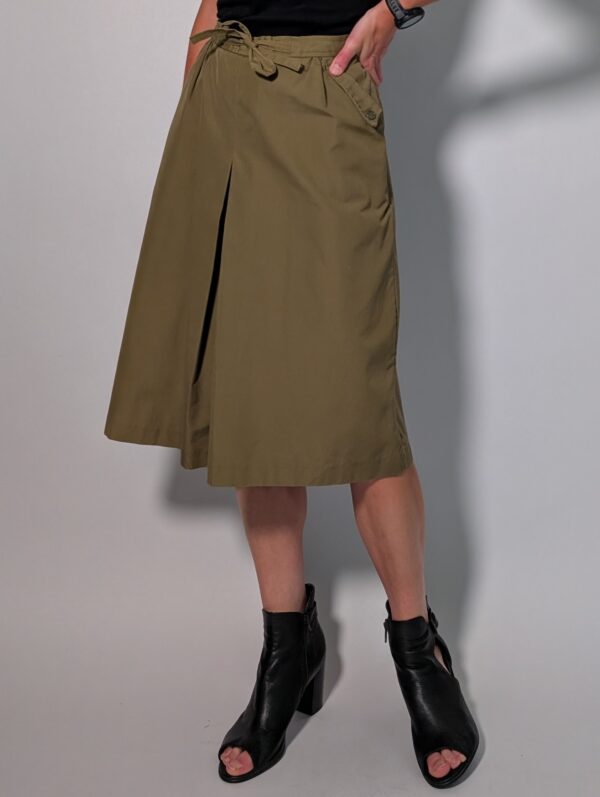 Olive flow 06 Vintage katoenen culotte in olijfgroen met hoge taille, wijde cropped pijpen en strikceintuur.
