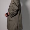 Olive tailor 02 Vintage olijfgrijze blazer met klassieke revers, lange rechte pasvorm en licht oversized silhouet.