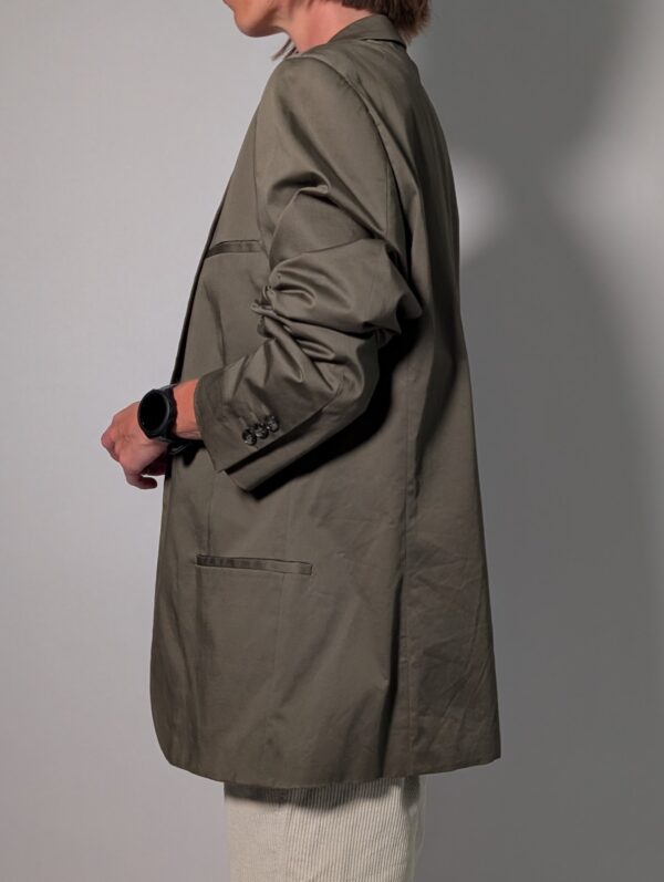 Olive tailor 02 Vintage olijfgrijze blazer met klassieke revers, lange rechte pasvorm en licht oversized silhouet.