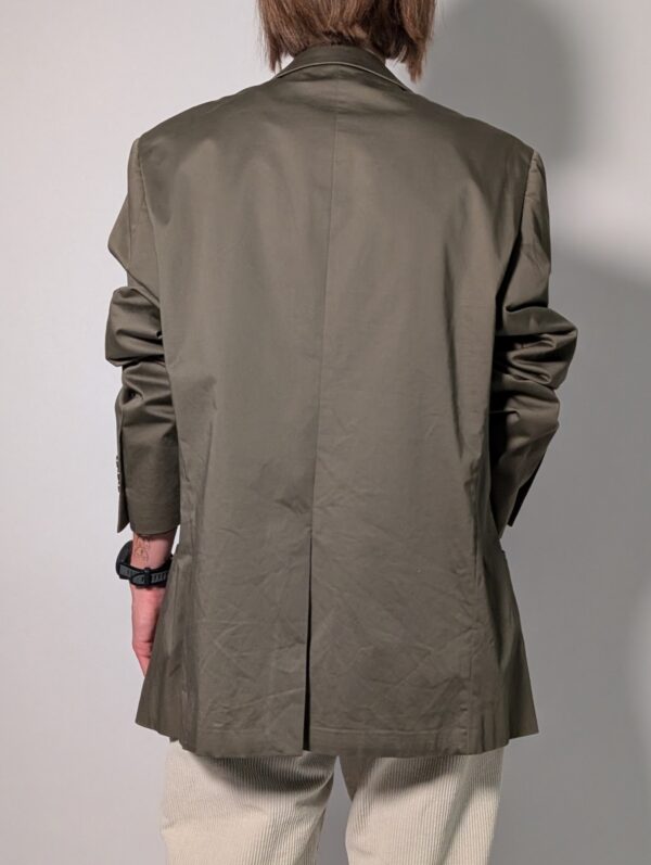 Olive tailor 03 Vintage olijfgrijze blazer met klassieke revers, lange rechte pasvorm en licht oversized silhouet.