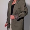 Olive tailor 04 Vintage olijfgrijze blazer met klassieke revers, lange rechte pasvorm en licht oversized silhouet.