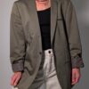 Olive tailor 05 Vintage olijfgrijze blazer met klassieke revers, lange rechte pasvorm en licht oversized silhouet.