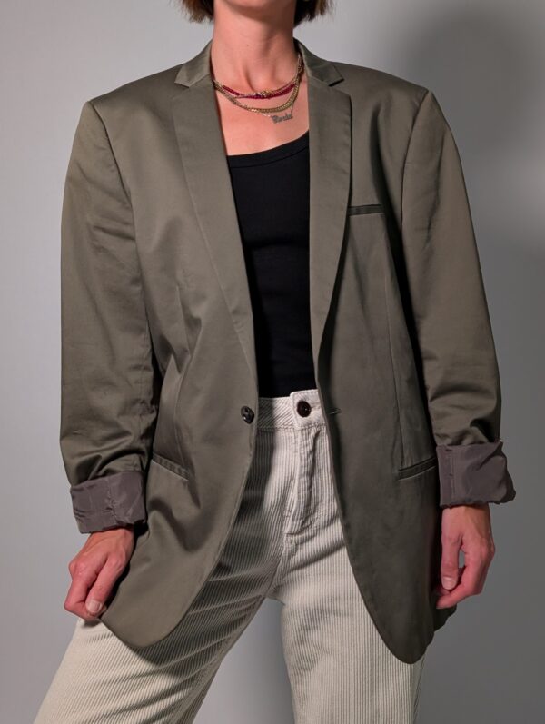 Olive tailor 05 Vintage olijfgrijze blazer met klassieke revers, lange rechte pasvorm en licht oversized silhouet.
