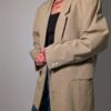 Sand stripe 01 Vintage beige blazer met subtiele verticale glansstrepen, klassieke revers en rechte licht oversized pasvorm.