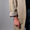 Sand stripe 02 Vintage beige blazer met subtiele verticale glansstrepen, klassieke revers en rechte licht oversized pasvorm.