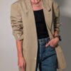 Sand stripe 03 Vintage beige blazer met subtiele verticale glansstrepen, klassieke revers en rechte licht oversized pasvorm.