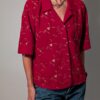 Scarlet stitch 01 Vintage rode blouse met korte mouwen, klassieke kraag en subtiel goudkleurig bloem- en rankborduurwerk.