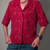 Scarlet stitch 05 Vintage rode blouse met korte mouwen, klassieke kraag en subtiel goudkleurig bloem- en rankborduurwerk.