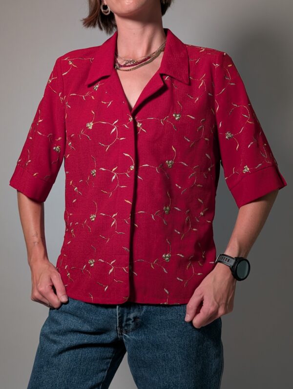 Scarlet stitch 05 Vintage rode blouse met korte mouwen, klassieke kraag en subtiel goudkleurig bloem- en rankborduurwerk.