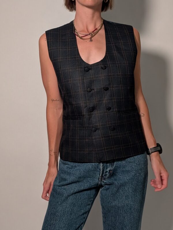 Shadow check 01 Vintage donker geruit gilet met diepe V-hals, dubbele knoopsluiting en rechte pasvorm.
