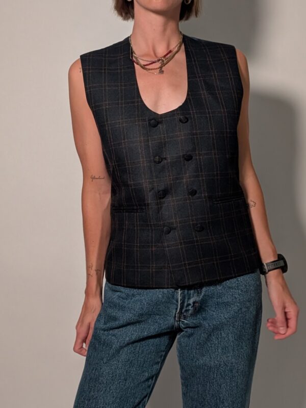 Shadow check 01 Vintage donker geruit gilet met diepe V-hals, dubbele knoopsluiting en rechte pasvorm.