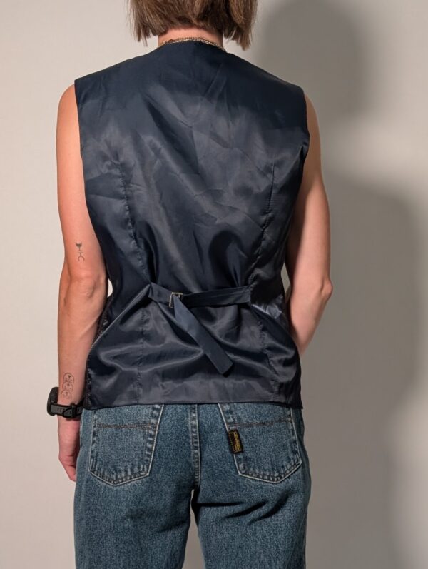 Shadow check 02 Vintage donker geruit gilet met diepe V-hals, dubbele knoopsluiting en rechte pasvorm.