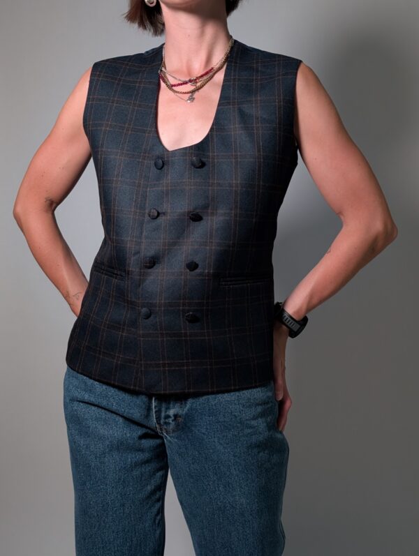 Shadow check 03 Vintage donker geruit gilet met diepe V-hals, dubbele knoopsluiting en rechte pasvorm.