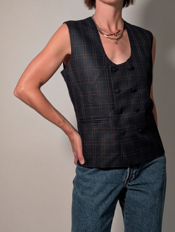 Shadow check 04 Vintage donker geruit gilet met diepe V-hals, dubbele knoopsluiting en rechte pasvorm.