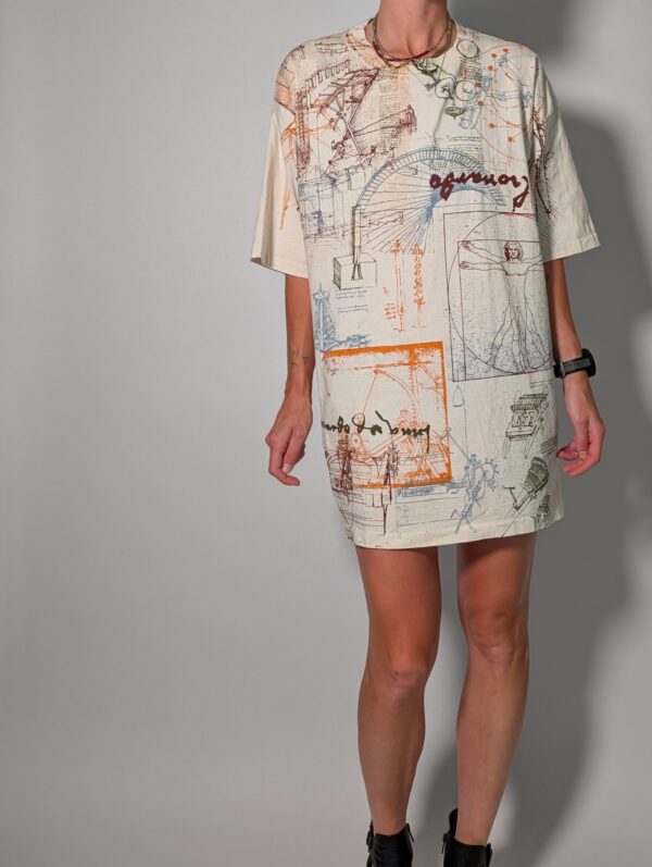 Vintage oversized off-white T-shirt met technische schetsprint in blauw, oranje en bruin, lang model dat ook als jurk gedragen kan worden.