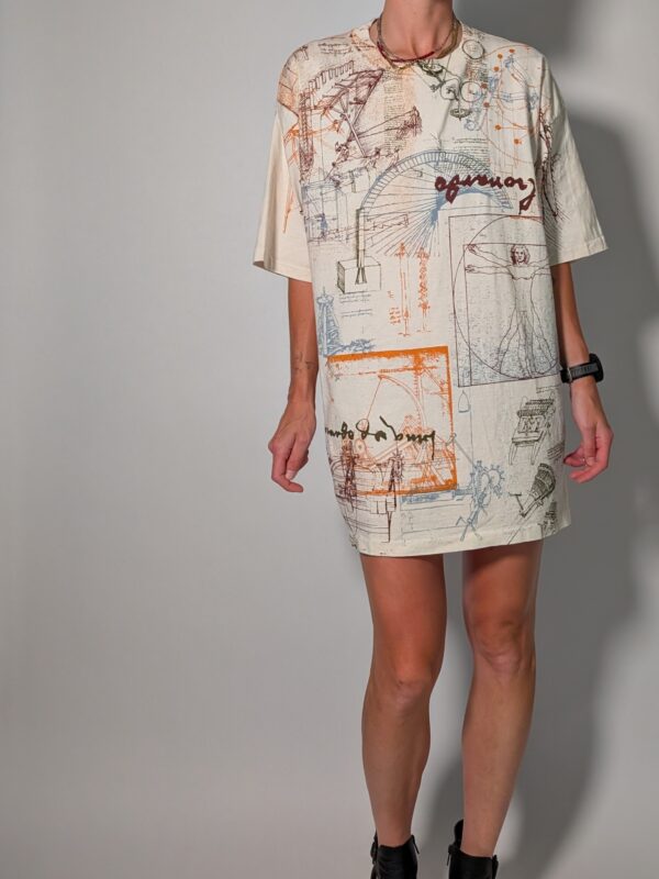 Sketch form 01 Vintage oversized off-white T-shirt met technische schetsprint in blauw, oranje en bruin, lang model dat ook als jurk gedragen kan worden.