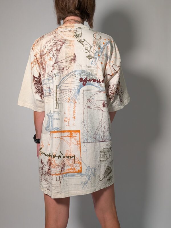 Vintage oversized off-white T-shirt met technische schetsprint in blauw, oranje en bruin, lang model dat ook als jurk gedragen kan worden.