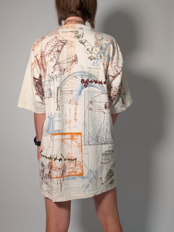 Vintage oversized off-white T-shirt met technische schetsprint in blauw, oranje en bruin, lang model dat ook als jurk gedragen kan worden.