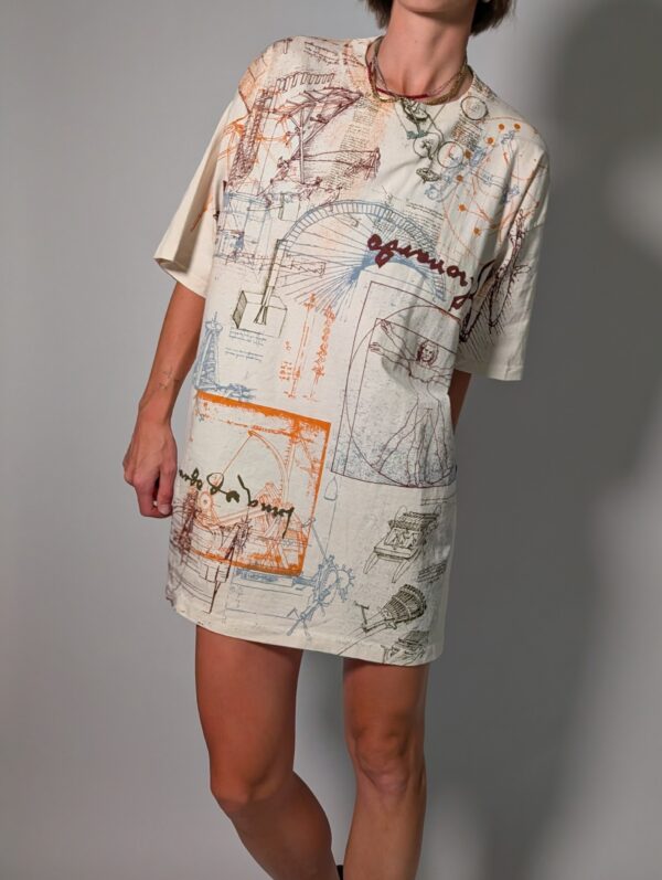 Vintage oversized off-white T-shirt met technische schetsprint in blauw, oranje en bruin, lang model dat ook als jurk gedragen kan worden.
