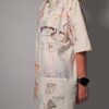 Vintage oversized off-white T-shirt met technische schetsprint in blauw, oranje en bruin, lang model dat ook als jurk gedragen kan worden.
