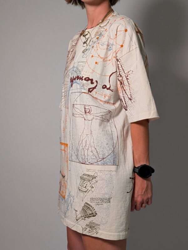 Vintage oversized off-white T-shirt met technische schetsprint in blauw, oranje en bruin, lang model dat ook als jurk gedragen kan worden.