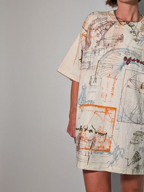 Vintage oversized off-white T-shirt met technische schetsprint in blauw, oranje en bruin, lang model dat ook als jurk gedragen kan worden.